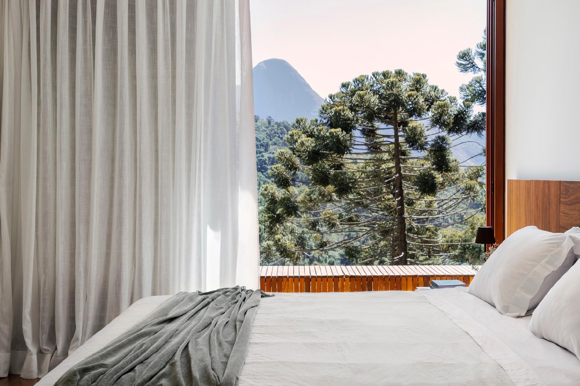 Casa de montanha tem janelões que emolduram a paisagem serrana de ItaipavaCasa de Domingo - Casa Itaipava - Anita Soares/Divulgação