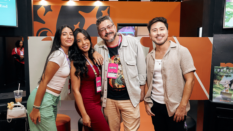 Maria Clara Rosis (Fern), Jacque Souza (Frieren), Guilherme Marques (diretor de dublagem) e Lucas Miagusuku (Stark) durante a CCXP