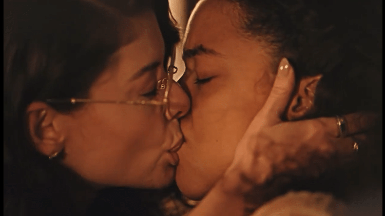 Jânia (Alinne Moraes) e Otília (Alice Carvalho) se beijam em 'Guerreiros do Sol' Jânia (Alinne Moraes) e Otília (Alice Carvalho) se beijam em 'Guerreiros do Sol'