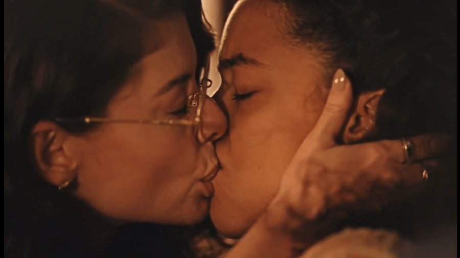 Jânia (Alinne Moraes) e Otília (Alice Carvalho) se beijam pela primeira vez em 'Guerreiros do Sol' Jânia (Alinne Moraes) e Otília (Alice Carvalho) se beijam pela primeira vez em 'Guerreiros do Sol'