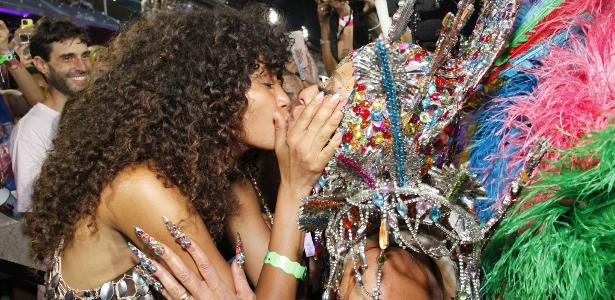Sabrina Sato ganha selinho de Taís Araujo durante desfile da Vila Isabel