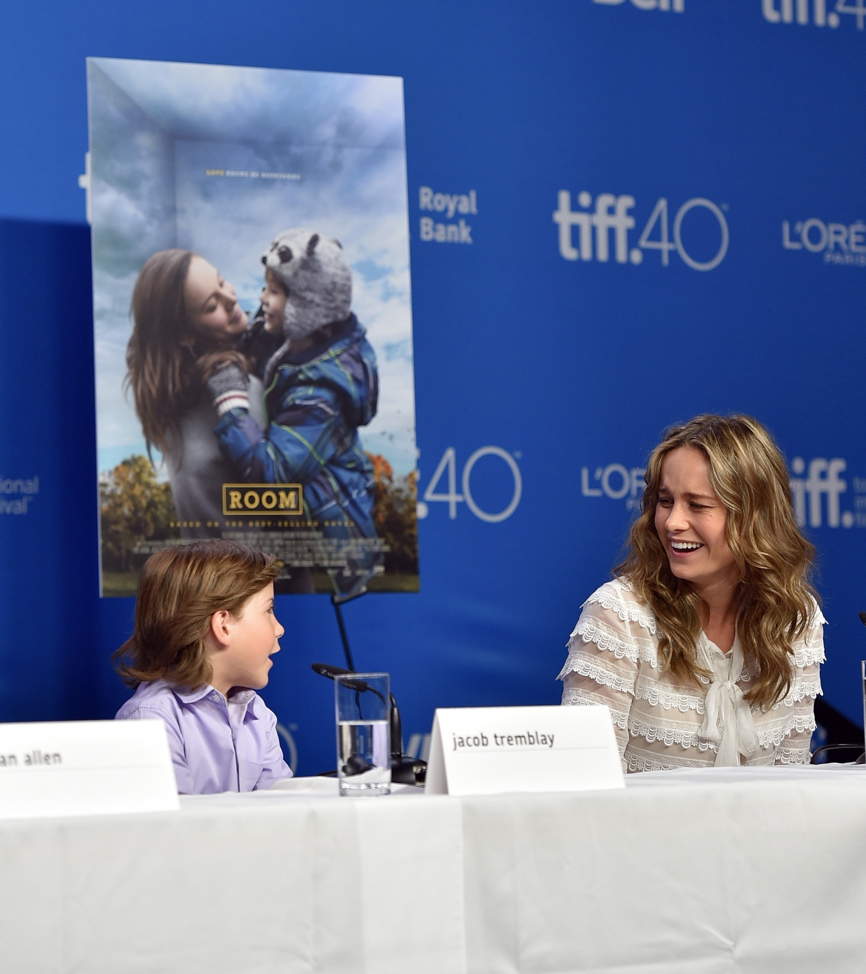 14.set.2015 - O ator mirim Jacob Tremblay brinca com sua "mãe" da ficção, Brie Larson. A dupla protagoniza o filme "Room" - Mike Windle/Getty Images