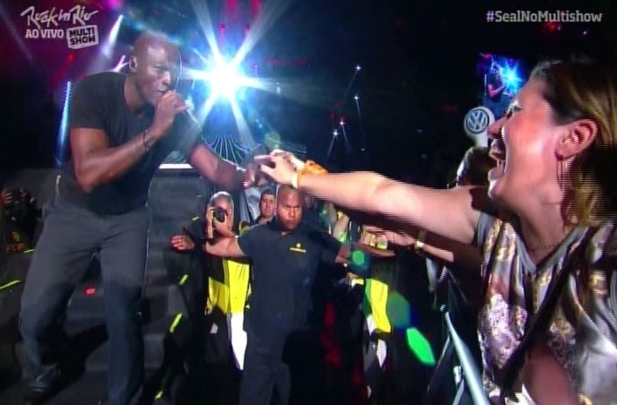 20.set.2015 - Seal segura mão de fã durante sua apresentação no palco Mundo no terceiro dia do Rock in Rio 2015 - Reprodução