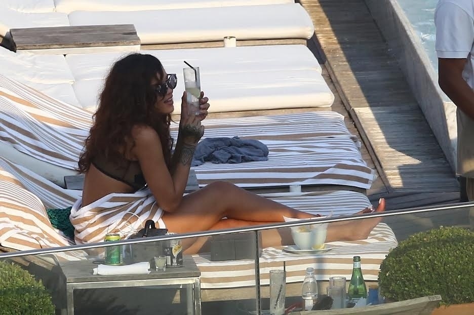 28.set.2015 - Rihanna toma um drink para se refrescar enquanto relaxa na área da piscina do hotel