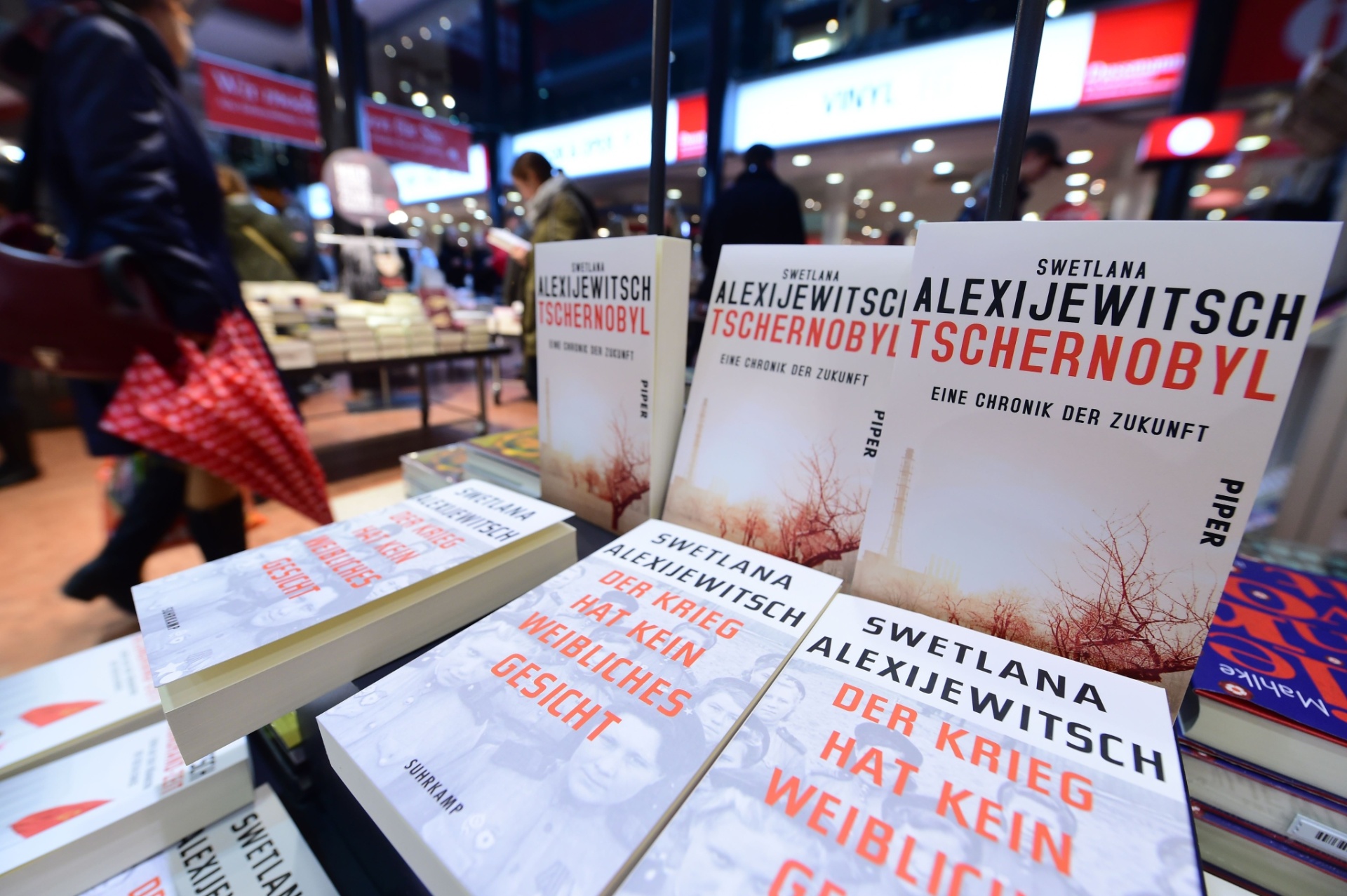8.out.2015 - Livraria em Berlim destaca livros de Svetlana Alexievich após anúncio do Prêmio Nobel de Literatura - JOHN MACDOUGALL/AFP