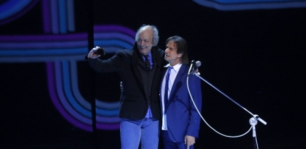 7.nov.2015 - Erasmo Carlos faz selfie com Roberto Carlos durante as gravações do especial do Rei no Teatro Municipal, no Rio de Janeiro - Francisco Silva/AgNews - Francisco Silva/AgNews