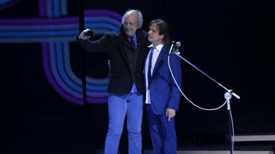 Erasmo Carlos faz selfie com Roberto Carlos durante as gravações do especial do Rei em 2015 - Francisco Silva/AgNews