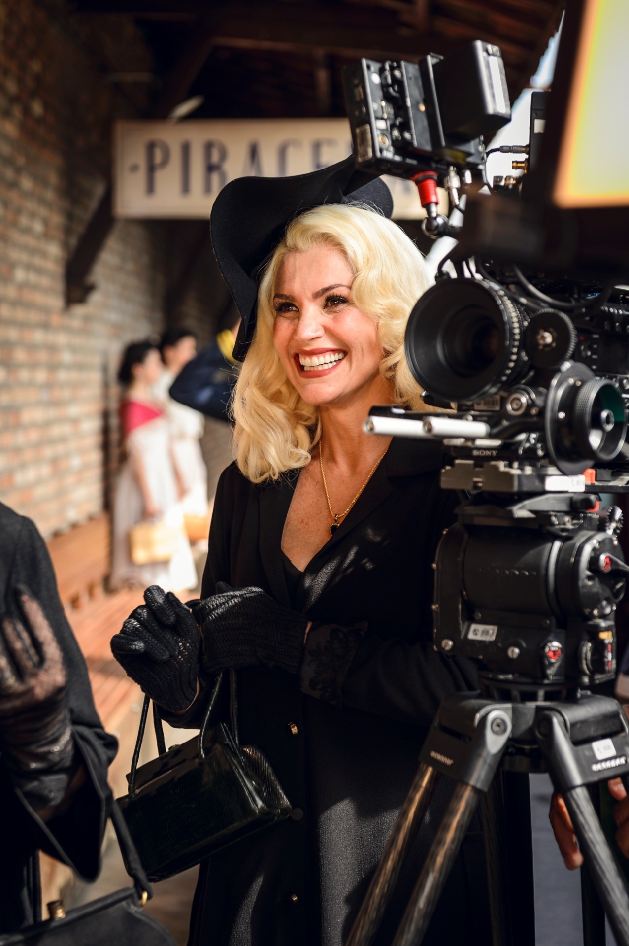 Flávia Alessandra caracterizada como a vilã Sandra nos bastidores de "Êta Mundo Bom!" - Ramon Vasconcelos/TV Globo