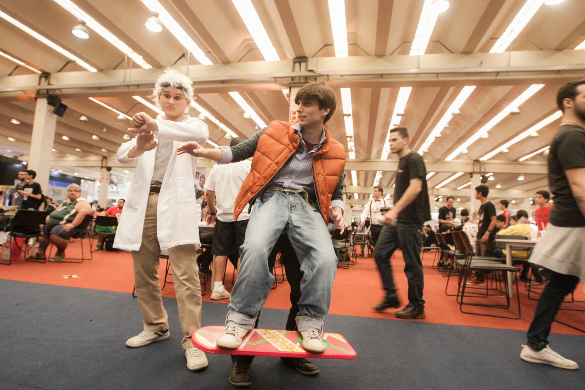 4.dez.2015 - Fãs de "De Volta para o Futuro" capricham nas fantasias na Comic Con Experience 2015, no Centro de Exposições São Paulo Expo - Lucas Lima/UOL