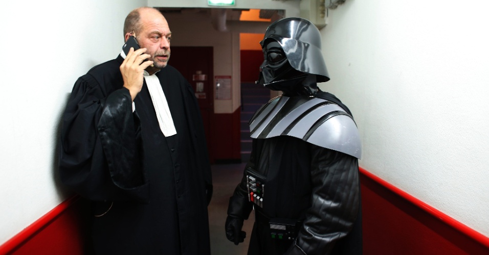 14.dez.2015 - O advogado francês Eric Dupond-Moretti posa ao lado do personagem de Darth Vader, que ganhou um julgamento fictício para promover o novo episódio da saga "Star Wars", em Paris