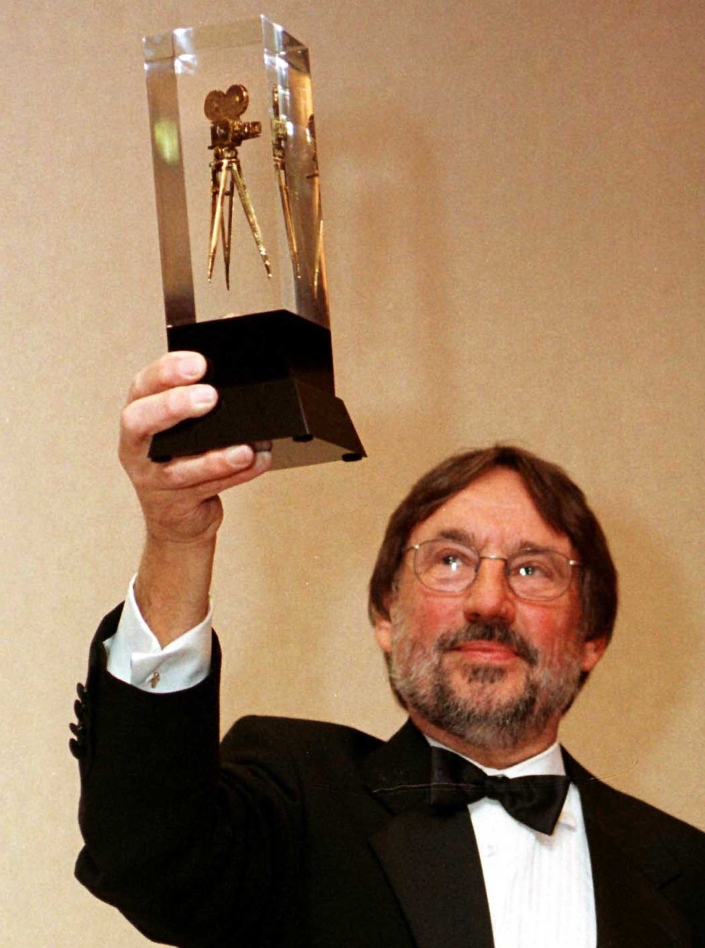 21.fev.1999 - O cineasta Vilmos Zsigmond recebe prêmio por sua carreira - Chris Martinez/Reuters