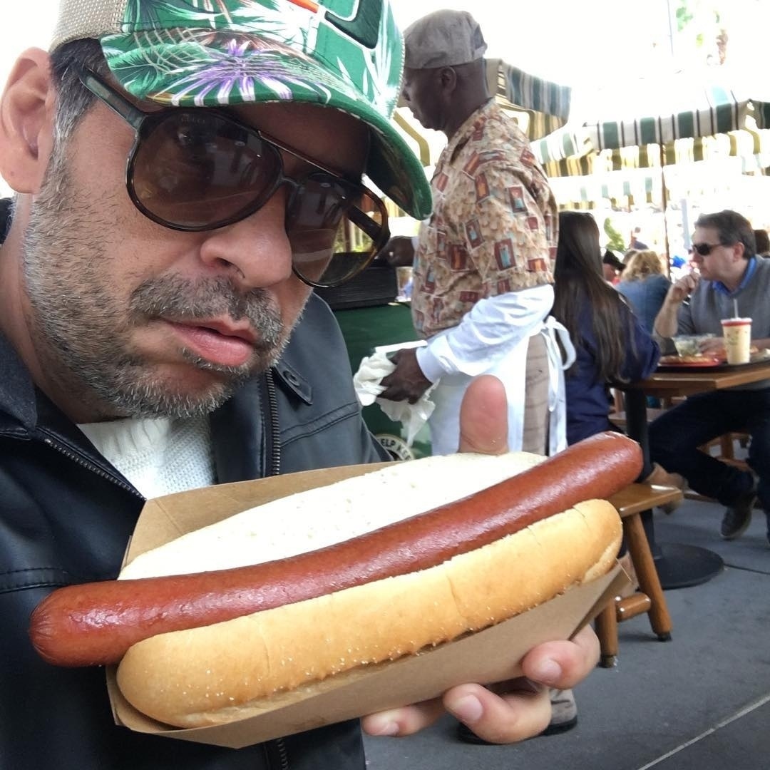 20.jan.2016 - De férias na Disney, Leandro Hassum comprou um cachorro quente e se surpreendeu com o tamanho da salsicha. O humorista não perdeu tempo e fez piada no Instagram: "Kid bengala agora serve de molde de hot dog na Disney #chapeleta" - Reprodução/Instagram/leandrohassum