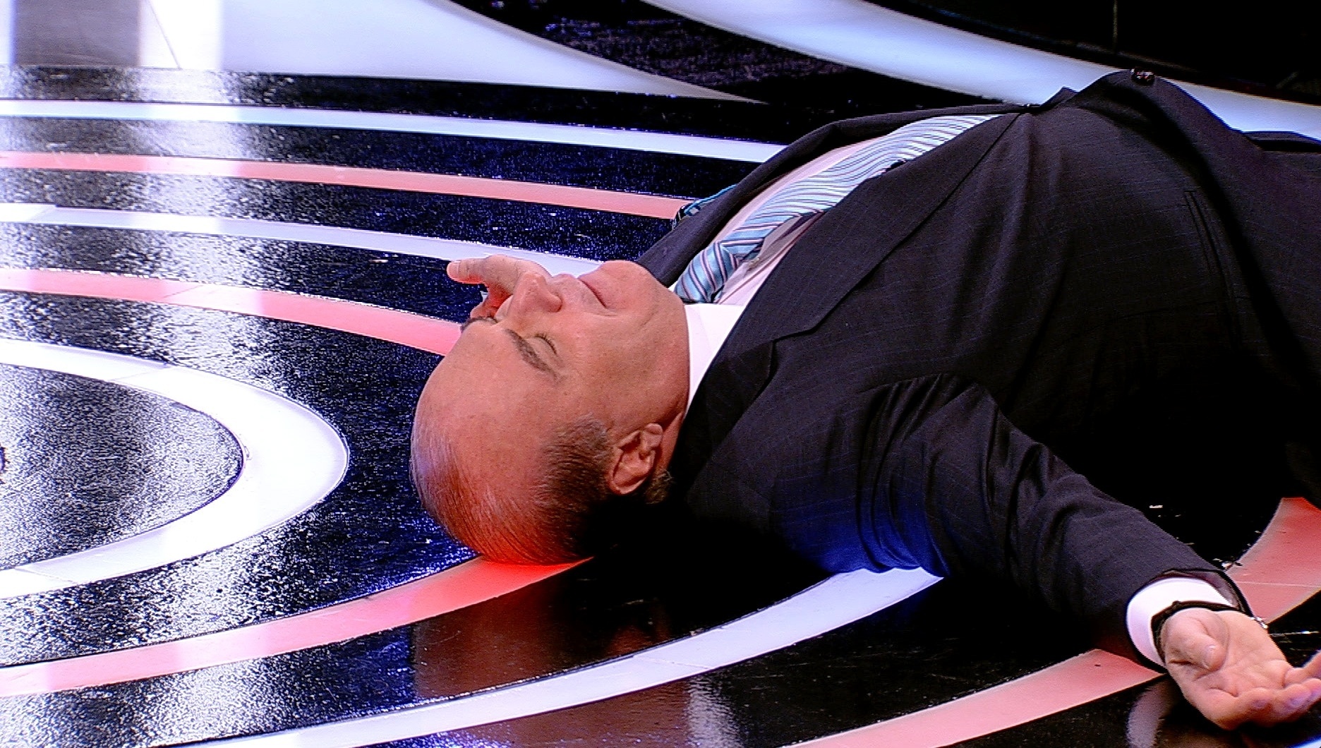 Marcelo de Carvalho "desmaia" no "Mega Senha" após Mara Maravilha tirar os sapatos - Fernanda Simão / Divulgação RedeTV!