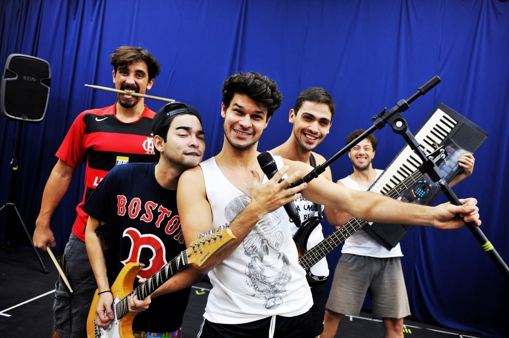 2.fev.2016 - Arthur Ienzura, Yudi Tamashiro, Ruy Brissac, Elcio Bonazzi e Adriano Tunes durante ensaio para "O Musical Mamonas" - Reinaldo Canato/UOL