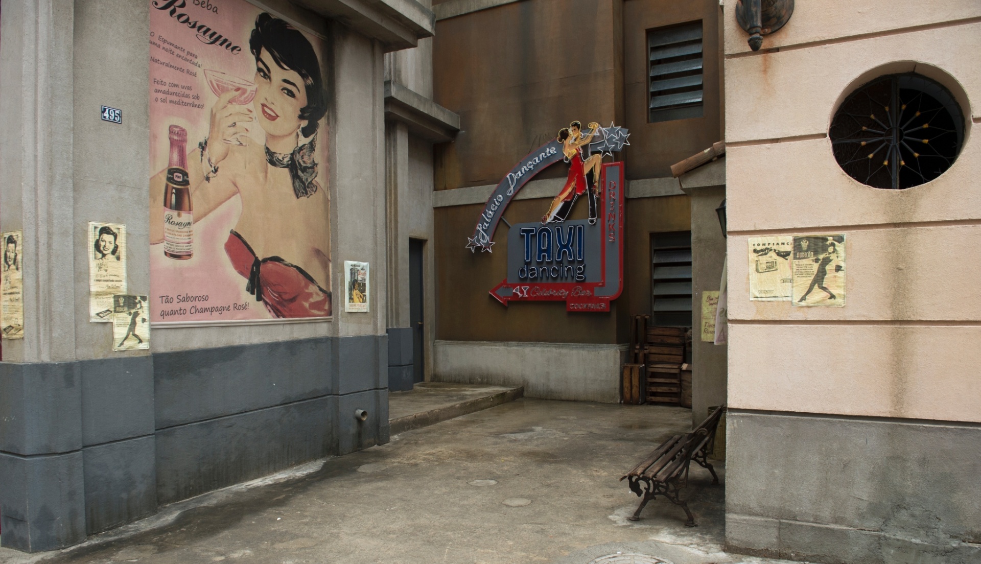 Apenas a fachada e um pequeno hall de entrada do Táxi Dancing ficam na cidade cenográfica de "Êta Mundo Bom". As cenas internas são gravadas em estúdio - Estevam Avellar/TV Globo