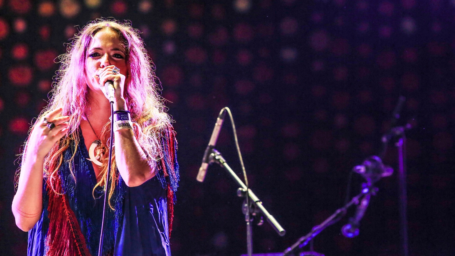 10.abr.2016 - A paulistana Tiê abre o show da banda Coldplay no Maracanã, no Rio de Janeiro - Marco Antonio Teixeira/ UOL