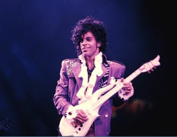 Prince toca guitarra nos anos 1980; músico era conhecido também pelo virtuosismo na guitarra, explicitado no hit "Purple Rain" - Reprodução