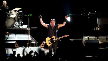 19.mai.2016 - Bruce Springsteen se apresenta com a The E Street Band no primeiro dia de Rock in Rio Lisboa, no Parque Bela Vista, em Lisboa, Portugal - Patricia de Melo Moreira/AFP