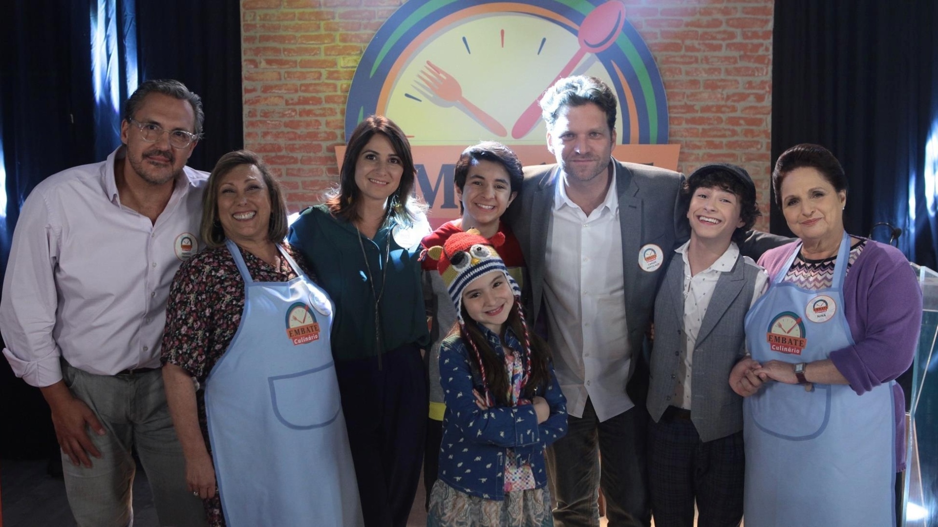 Fabrizio Fasano Jr. e Carol Fiorentino, jurados do "Bake Off Brasil", e Carlos Bertolazzi, apresentador do "Hell's Kitchen" e jurado do "BBQ Brasil", participam de competição de culinária da novela "Cúmplices de um Resgate" no capítulo desta segunda-feira (6) - Leonardo Nones/SBT