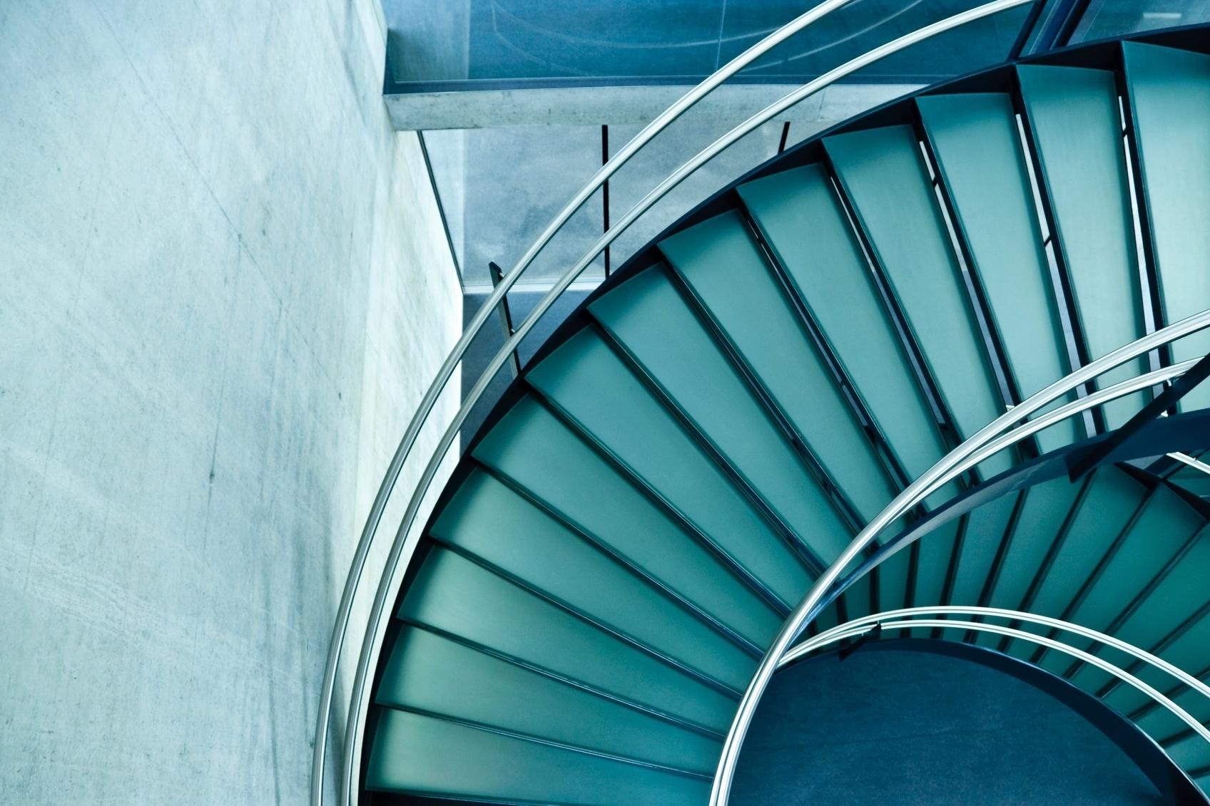 A modernidade rege esta escada em espiral, que liga os pavimentos da construção em vidro e concreto. O corrimão em aço inox e os vãos entre os degraus dão leveza à estrutura que pode ser usada, em menor escala, em uma residência contemporânea - Getty Images