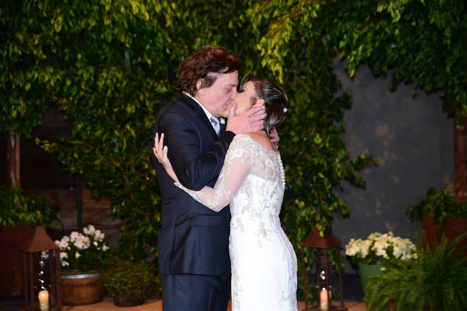 21.nov.2016 - Fábio Jr. beija Fernanda Pascucci após o casal trocar alianças em cerimônia em São Paulo - Leo Franco/AgNews