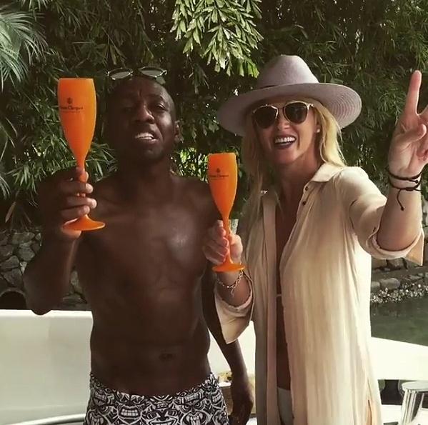 31.dez.2016 - A socialite Val Marchiori apareceu ao lado do ex-jogador de futebol Amaral tomando espumante em uma lancha para desejar feliz 2017 aos seus seguidores. A mensagem foi postada em vídeo - Reprodução/Instagram