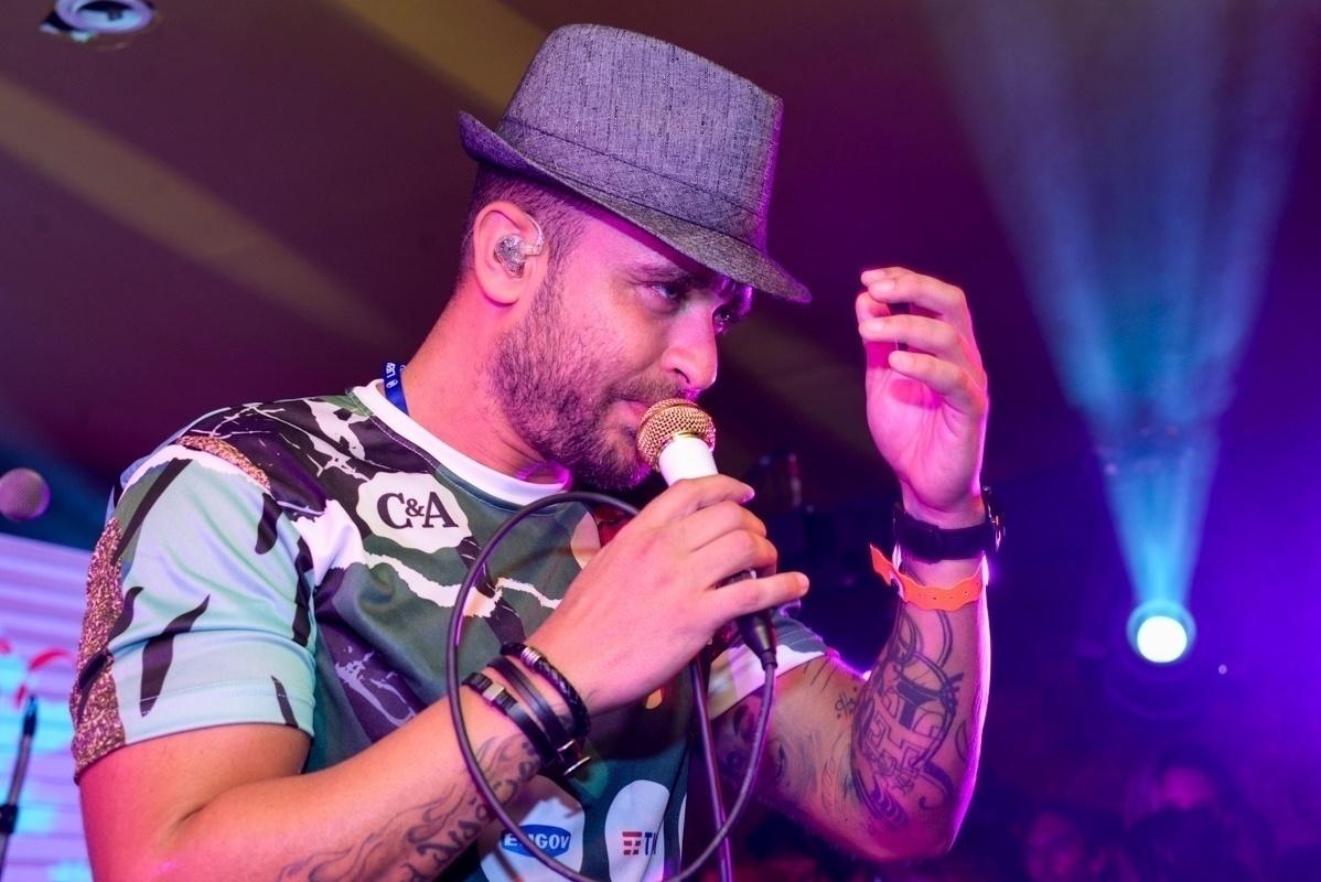 O cantor Diogo Nogueira durante apresentação em camarote. Ainda há ingressos para o CarnaUOL na Sapucai. Compre aqui - Erbs Jr./UOL