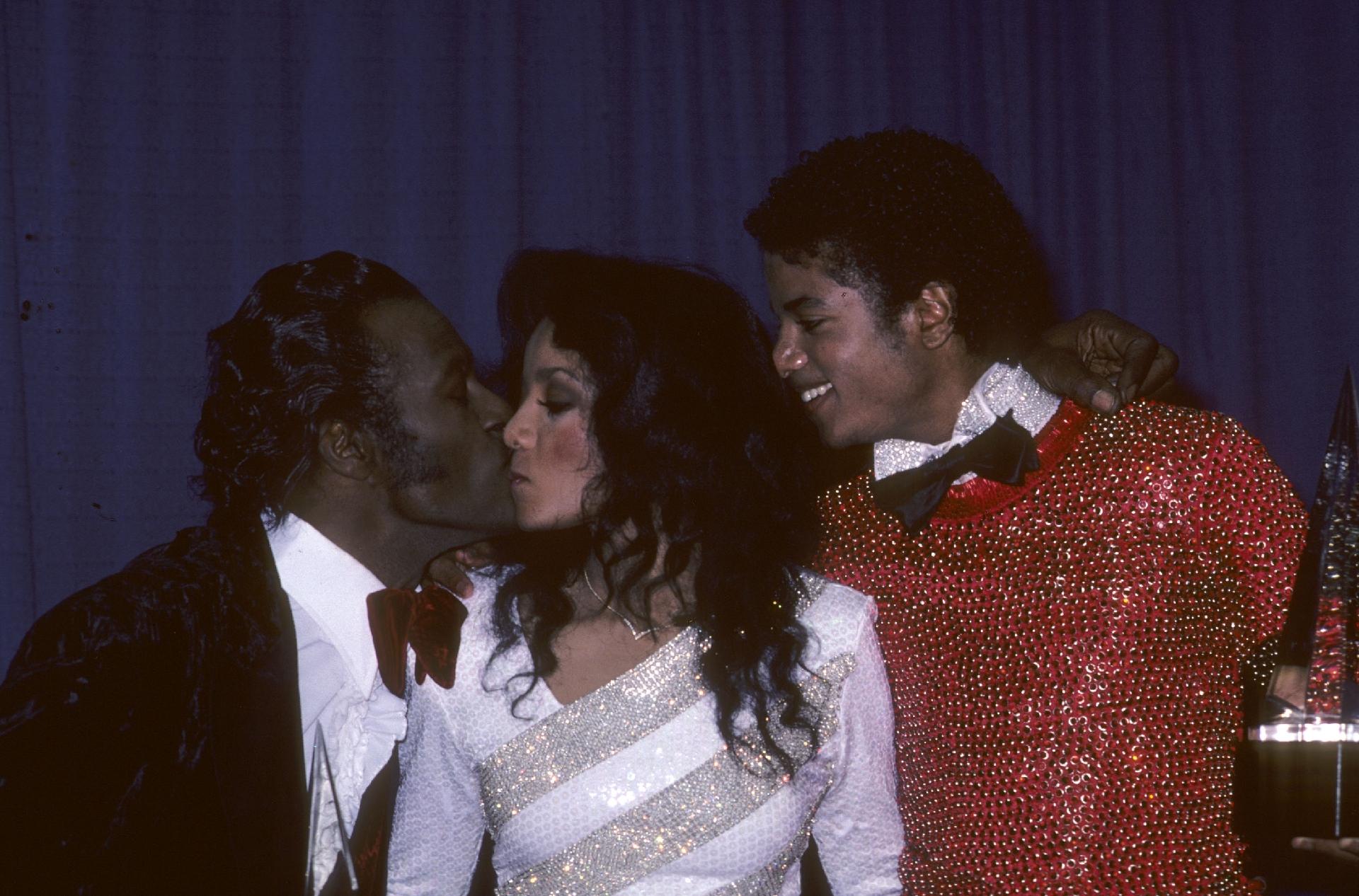 31.jan.1981 - Chuck Berry beija Lolita Jackson, irmã de Michael Jackson, durante o 38º Globo de Ouro, no Beverly Hilton Hotel, em Beverly Hills, Califórnia - Betty Galella/WireImage