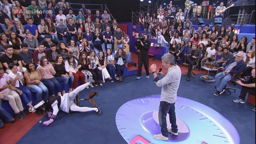 Vestido da personagem Mary Help, Marco Luque cai da cadeira durante o "Altas Horas" - Divulgação / TV Globo 