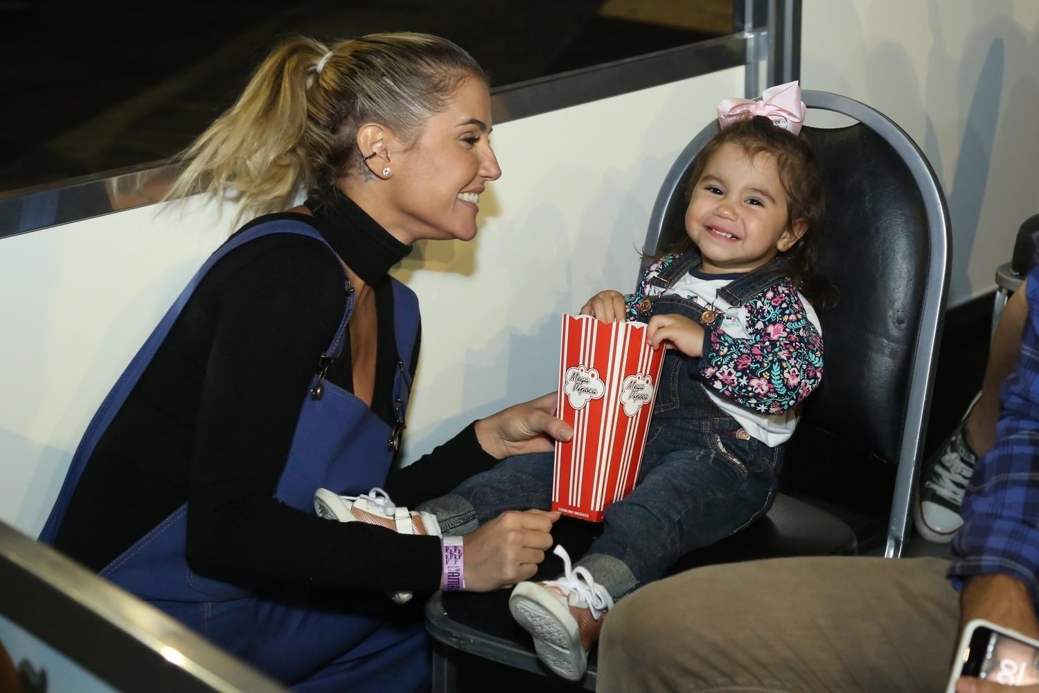 Deborah Secco com a filha, Maria Flor, no Disney On Ice - Roberto Filho / Brazil News