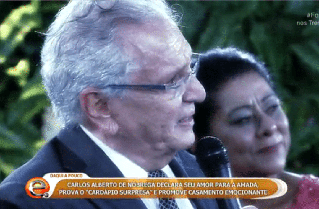 Aos 81 anos, Carlos Alberto de Nóbrega fez uma declaração de amor à namorada, Renata Domingues, e a pediu em casamento durante uma festa, em São Paulo - Reprodução/SBT