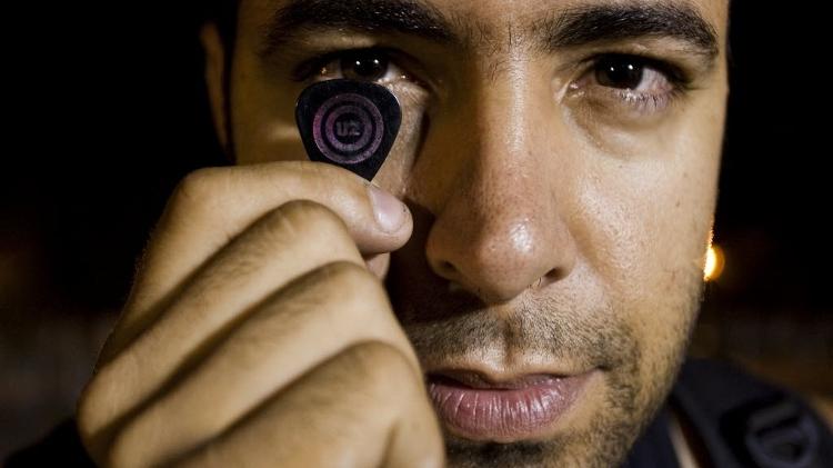 Fã mostra palheta que ganhou do vocalista Bono, do U2 - Eduardo Anizelli/Folhapress - Eduardo Anizelli/Folhapress