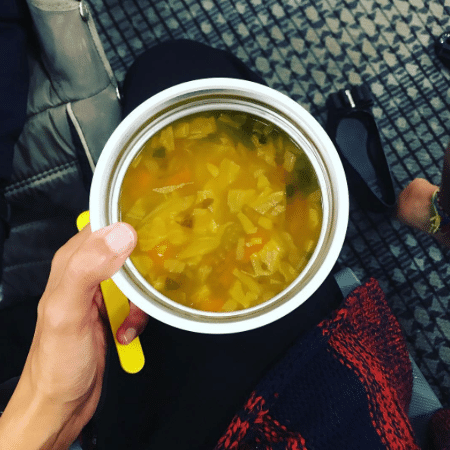 Bela Gil leva "marmita" com sopa no aeroporto - Reprodução/instagram.com/belagil