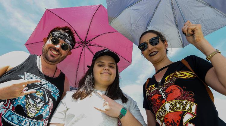 Público paga R$ 15 reais por uma sombrinha para enfrentar o sol na Cidade do Rock - Marco Antonio Teixeira/ UOL - Marco Antonio Teixeira/ UOL