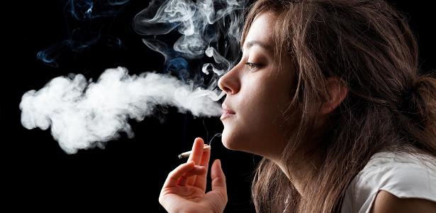 Quatro em cada 10 mulheres fumantes morrem antes dos 65 anos  - Getty Images