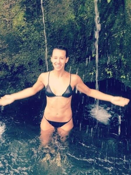 Cris Dias se refresca em cachoeira e arranca elogios de internautas - Reprodução/Instagram/crisdiass