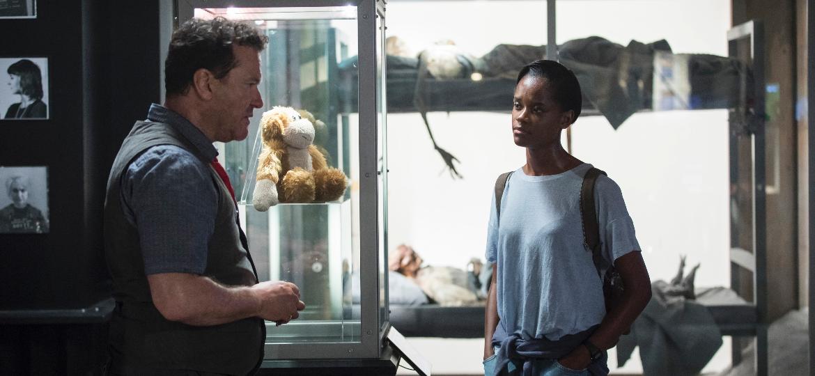 Rolo Haynes (Douglas Hodge) recebe Nish (Letitia Wright) em seu Black Museum - Jonathan Prime/Netflix