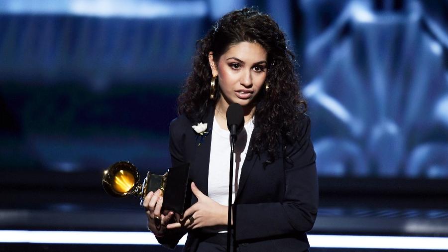 Alessia Cara agradece ao prêmio de artista revelação no Grammy 2018 - Getty Images