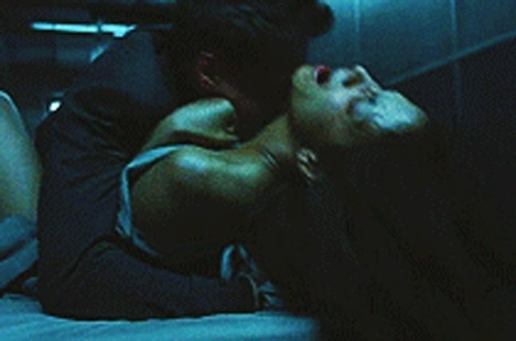 Halle Berry e Robert Downey Jr. em cena de "Na Companhia do medo" (2003() - Reprodução