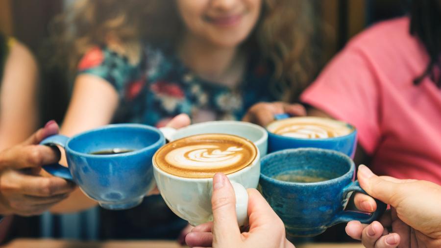 No estudo, os participantes que haviam tomado a bebida com cafeína tenderam a avaliar a si mesmos e aos outros de forma mais positiva - iStock