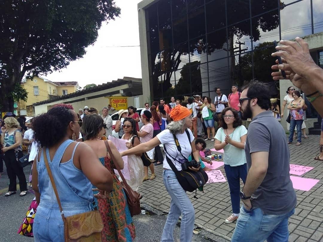 Movimento feminista protesta contra o apresentador Sikera Junior em frente à sede da TV Arapuan, afiliada da RedeTV! na Paraíba - Reprodução/Instagram/kalynelimamc