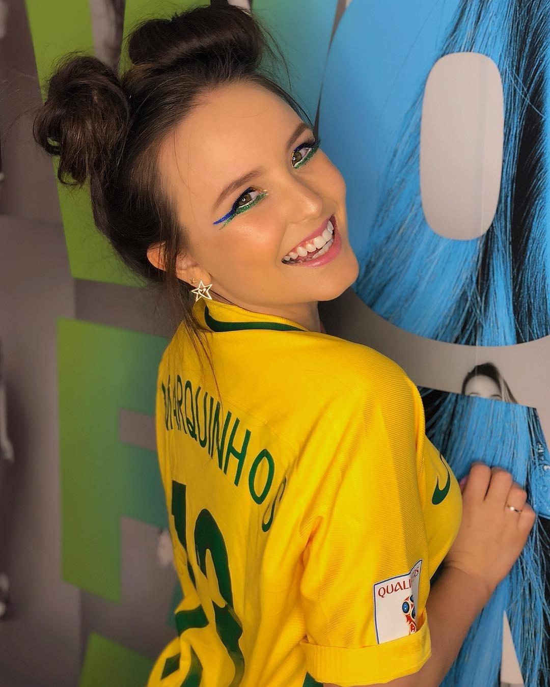 "Hoje eu to bem trabalhada na Brasilidade pra torcer pela nossa seleção", disse Larissa Manoela - Reprodução/Instagram