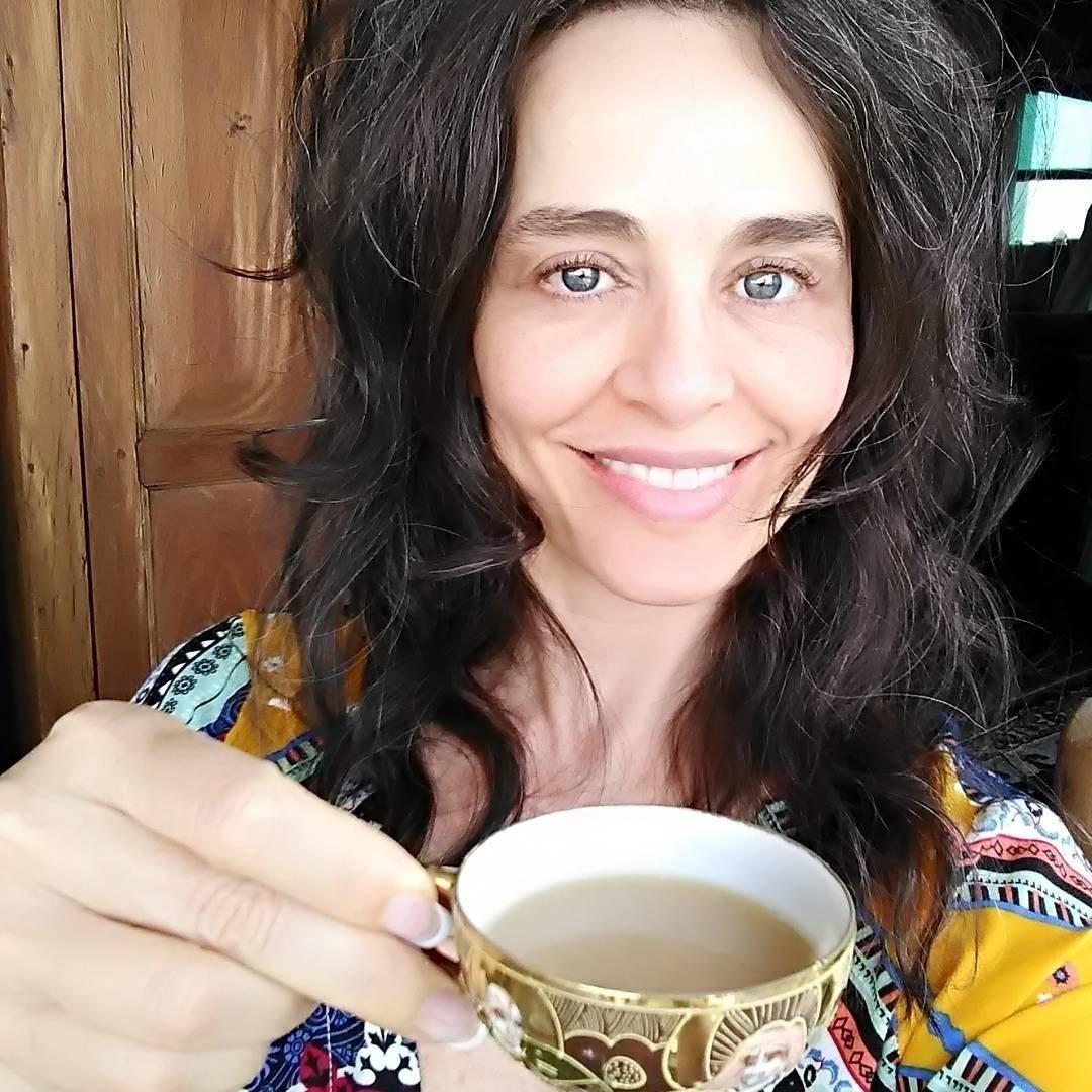 Há mais de 10 anos, Carla Vilhena, 51 anos, não pinta o cabelo. No início, ela admite que estranhou ver as raízes com fios brancos. "Me habituei e acho que a maioria dos que convivem comigo também. Sorte que a 'onda' de mulheres de cabelos brancos parece estar chegando ao Brasil, provando que nós podemos ser elegantes e bonitas sem recorrer a tantos artifícios", escreveu ela em seu site - Reprodução/Instagram