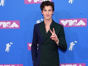 Shawn Mendes escolhe um terno bicolor para participar do VMA 2018 - Jamie McCarthy/Getty Images