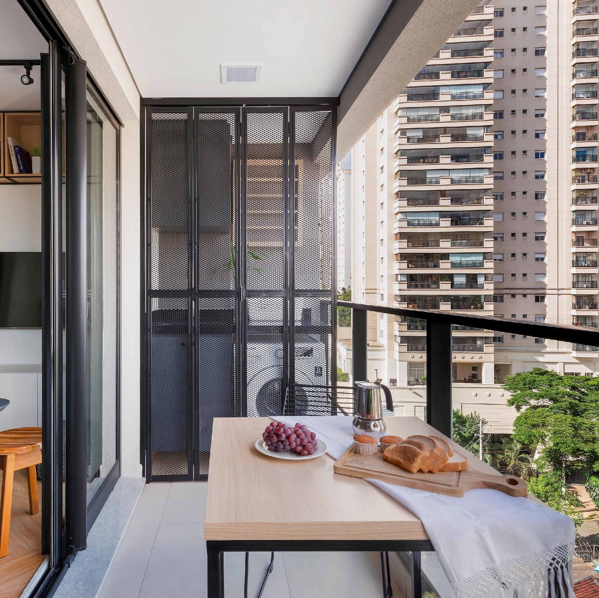 Quando fechada, a porta metálica perfurada é uma alternativa para disfarçar a lavadora e o tanque. Solução bolada pelas arquitetas Patricia de Palma e Fabiana Silveira, da SP Estudio - Rafael Renzo | Divulgação