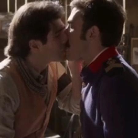 Luccino e Otávio se beijam em "Orgulho e Paixão" - Reprodução/TV Globo