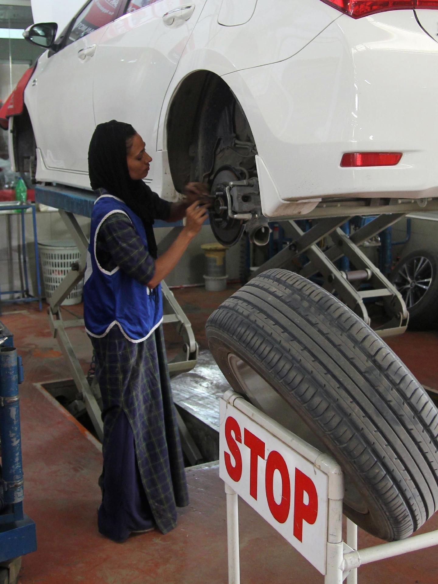 Uzma Nawaz conserta carro - S.S.Mirza/AFP