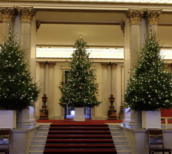 Rainha Elizabeth abre as portas do palácio e mostra sua decoração de Natal - Reprodução/Youtube