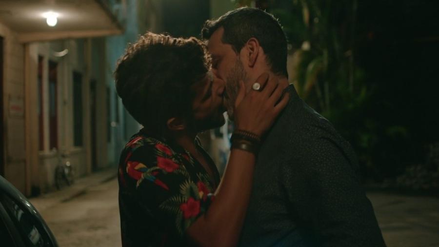 24.mai.2019 - Kleber (Kelner Macêdo) se aproxima de Décio (Bruno Garcia) se beijam em "Sob Pressão" - Reprodução/TV Globo