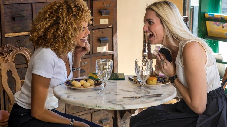 Silvia (Lucy Ramos ) conversa com Kim (Monica Iozzi) - Paulo Belote/Globo - Paulo Belote/Globo